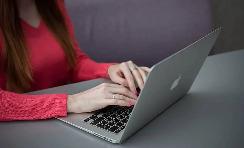 donna che lavora al suo laptop