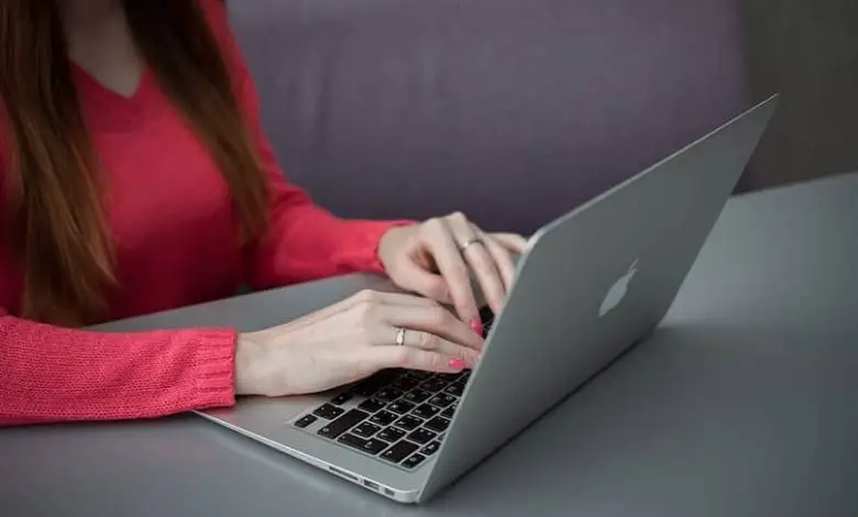 donna che lavora al suo laptop