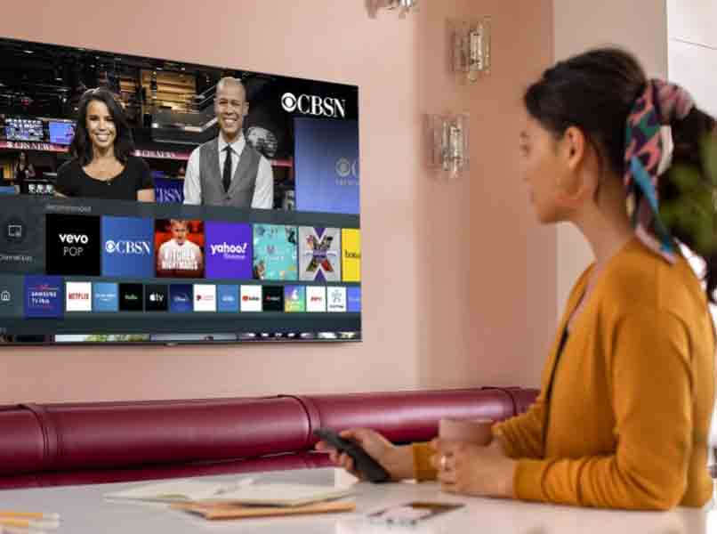 persona che naviga nel negozio di smart tv