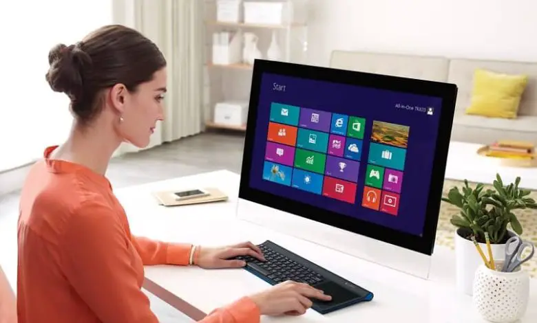la donna usa il monitor di visualizzazione di Windows 10 per PC