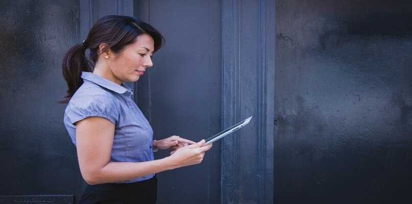 persona in possesso di tablet