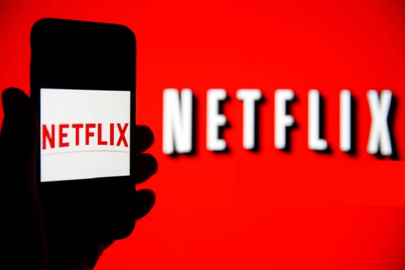 logo netflix sullo sfondo e sullo smartphone