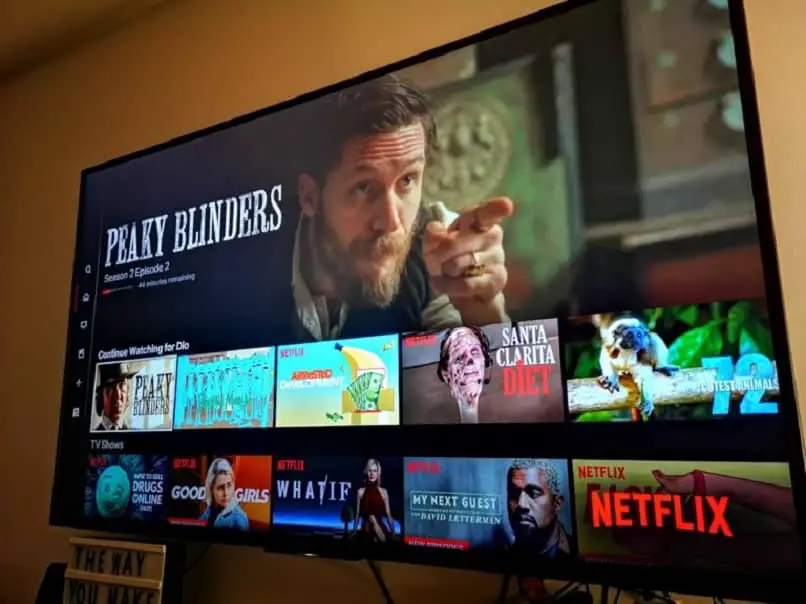Smart TV con catalogo Netflix sullo schermo