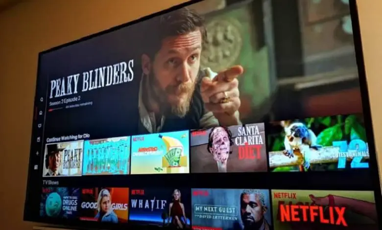 Smart TV con catalogo Netflix sullo schermo