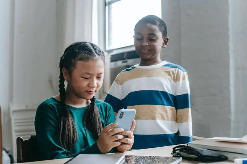 ragazza e ragazzo che usano lo smartphone