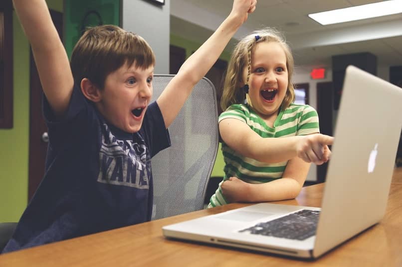 bambini felici che usano il laptop