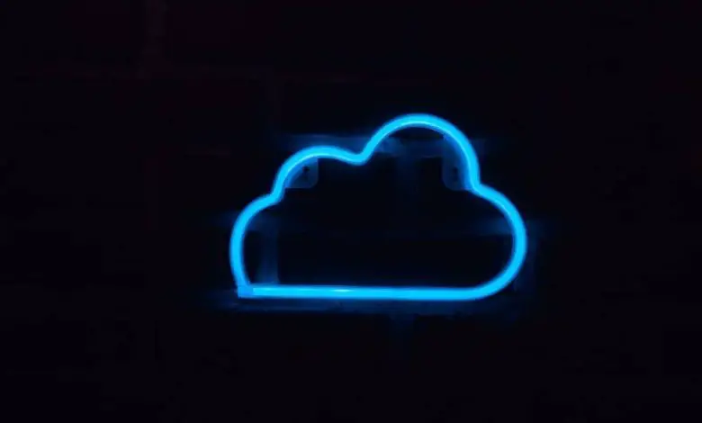 nuvola in luce al neon