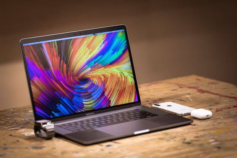 Computer portatile con schermo a colori