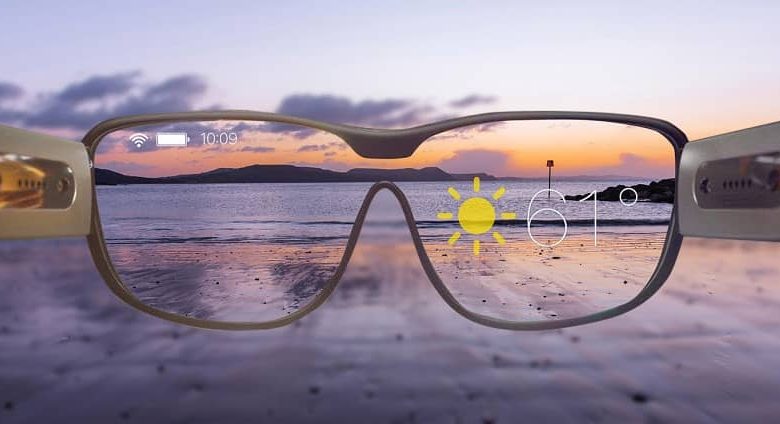 osservazione attraverso le lenti di un paesaggio di spiaggia assolata con la realtà aumentata