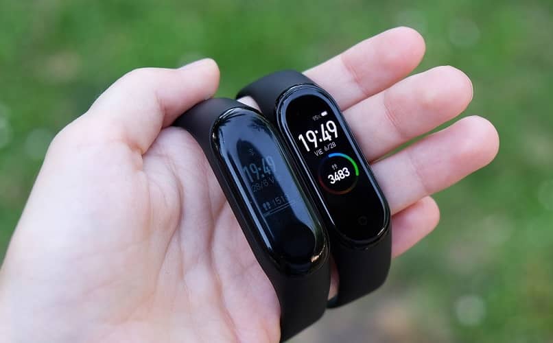 due xiaomi mi band in mano