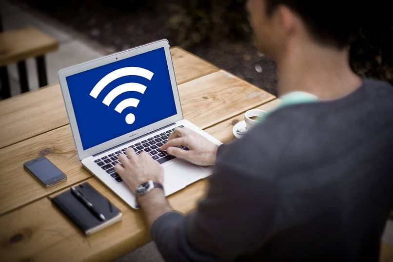 persona che utilizza un laptop connesso con wifi