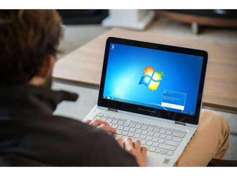 persona che utilizza un laptop Windows