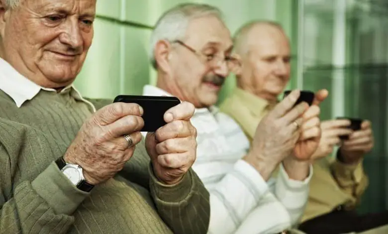 anziani che usano smartphone