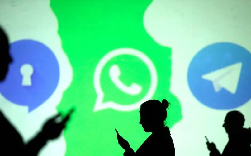 i telefoni delle persone vedono utilizzare il segnale whatsapp telegram