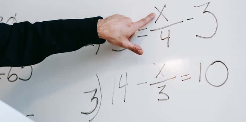 la persona insegna come usare mathway per la matematica 