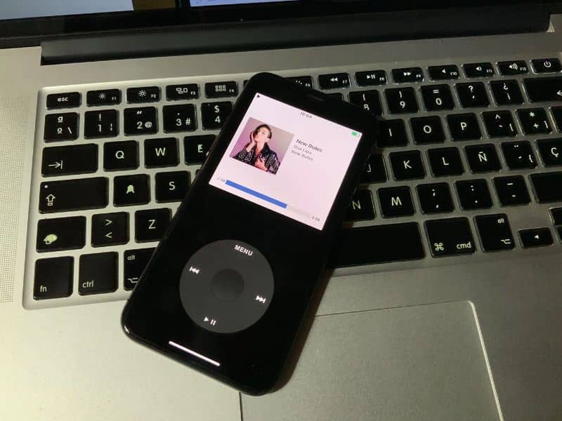 iPod nero sopra il laptop
