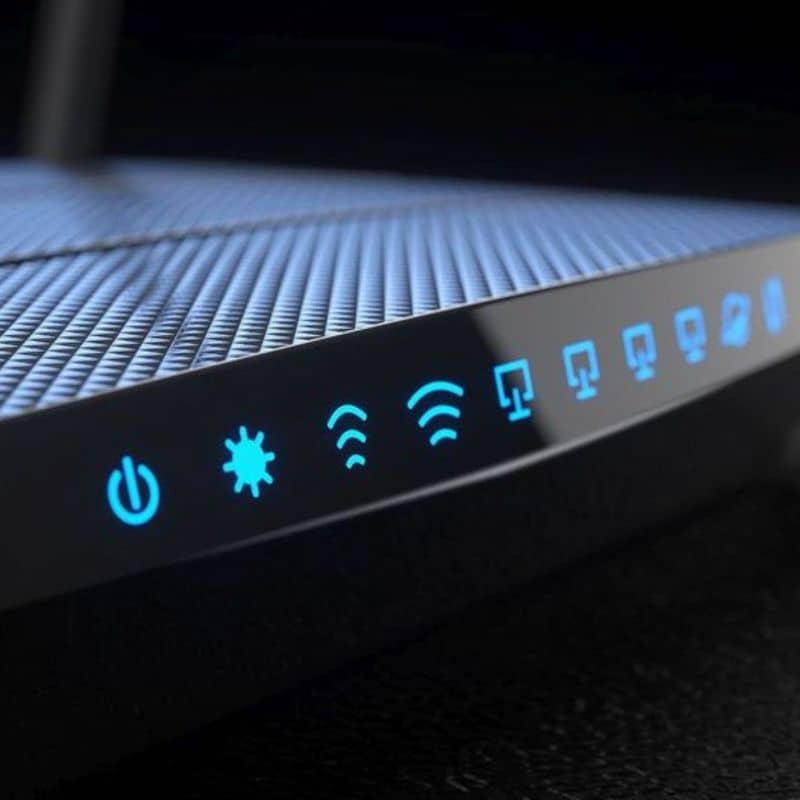 router nero con indicatori di stato blu