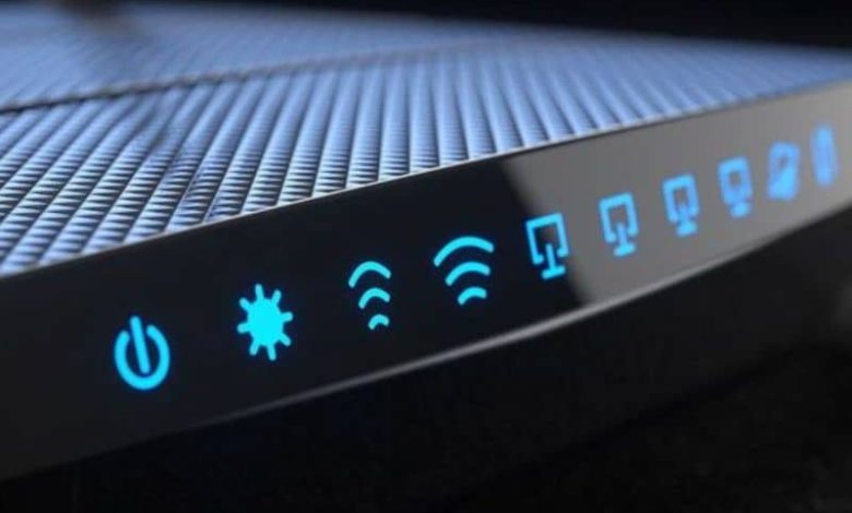 router nero con indicatori di stato blu
