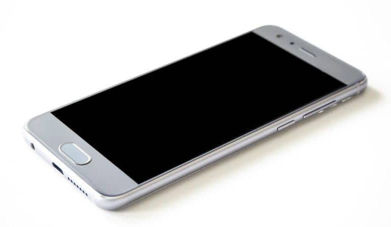 smartphone grigio su sfondo bianco