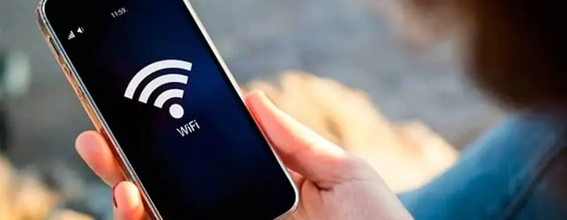 smartphone con simbolo wifi