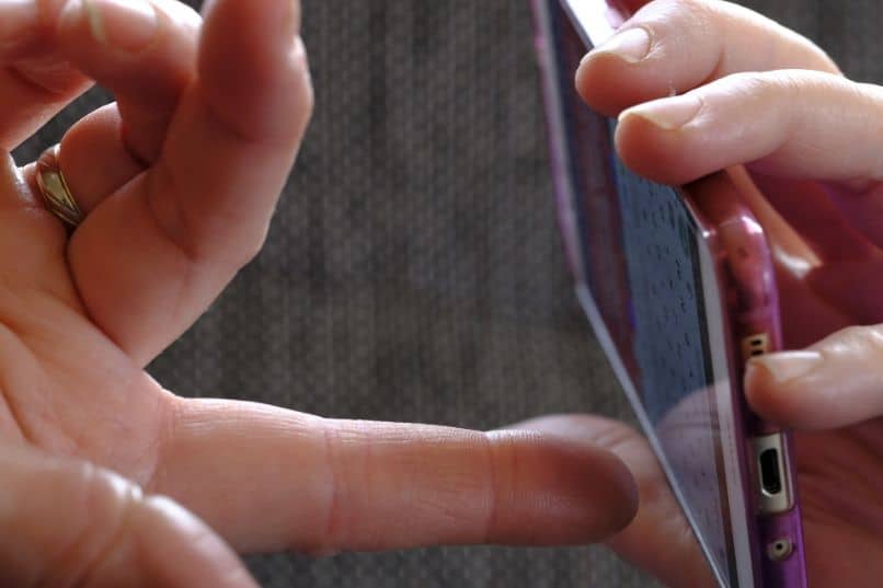 smartphone con tastiera in mani di donna