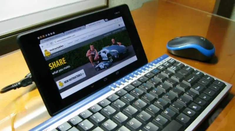 tablet con tastiera e mouse