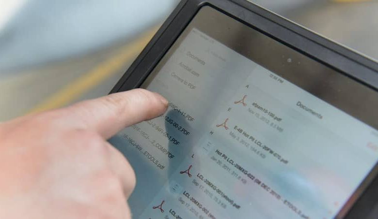 tocca la mano del tablet