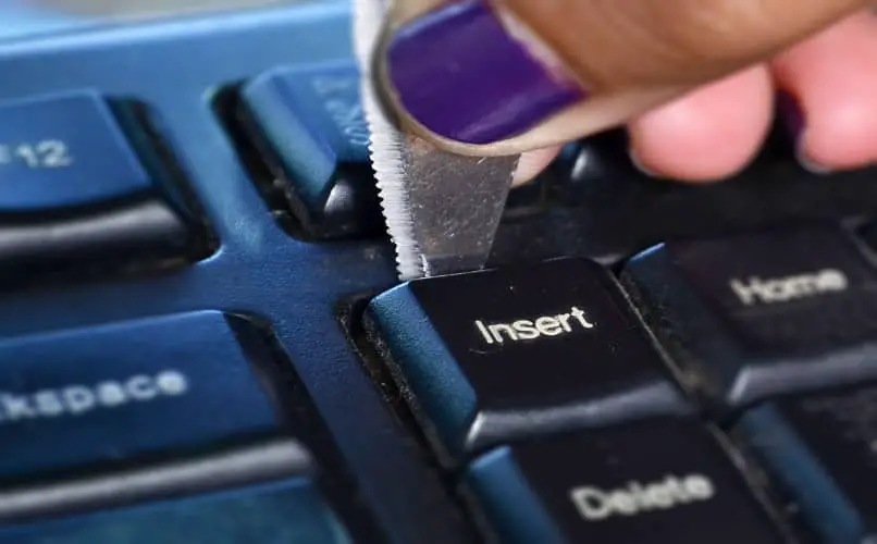 rimuovere la chiave di inserimento della tastiera