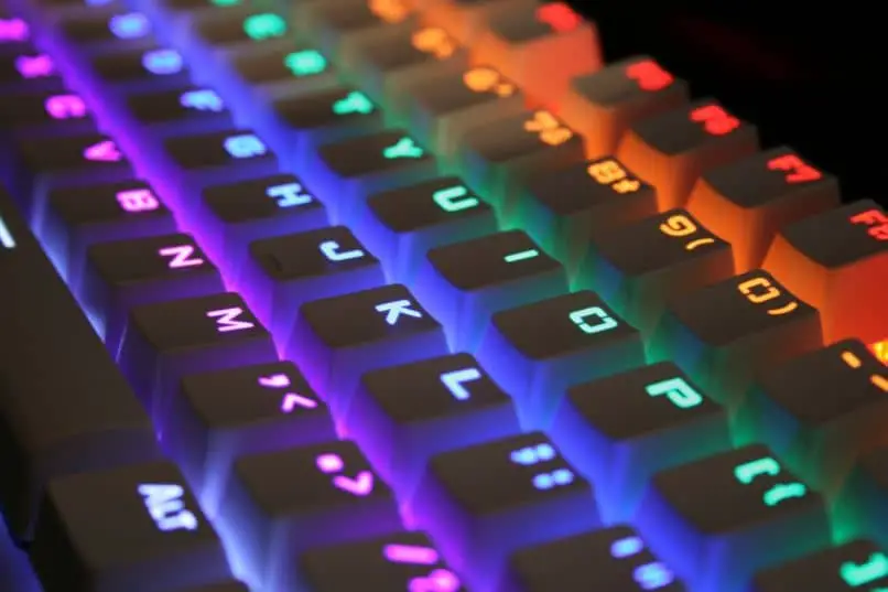 tastiera da gioco con luci colorate