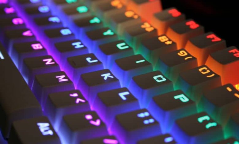 tastiera da gioco con luci colorate