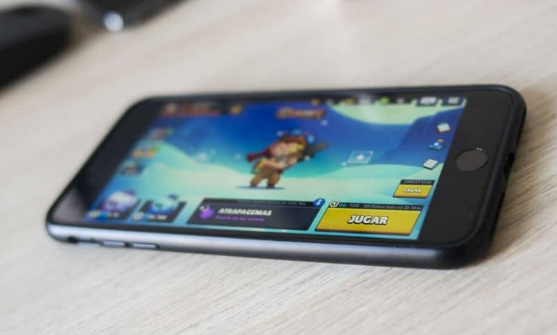 telefono sul tavolo con gioco Brawl Stars sullo schermo