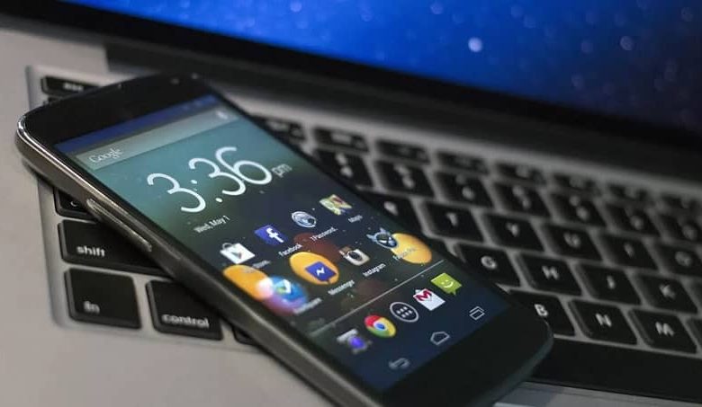 cellulare Android sui tasti del laptop