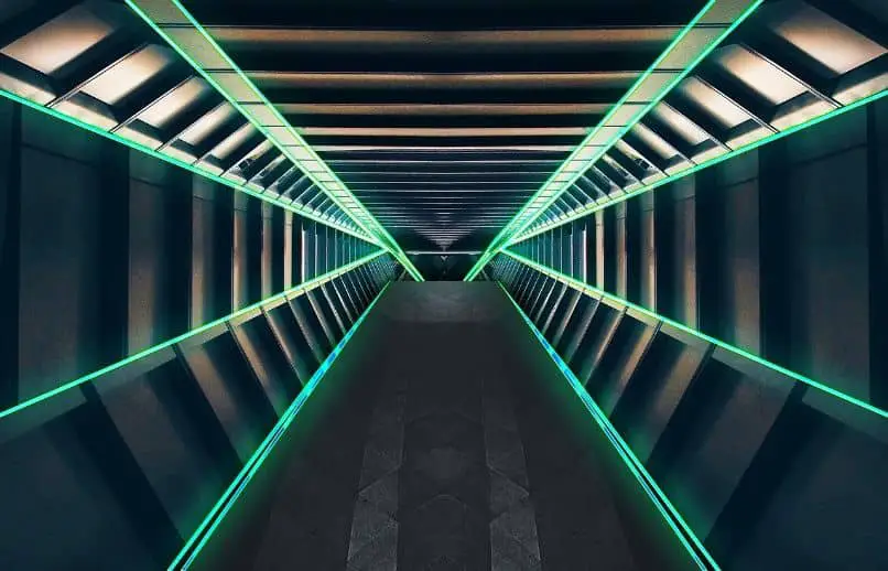 tunnel con luci verdi