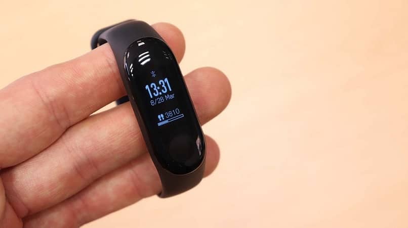 tenendo con 3 dita mi band xiaomi