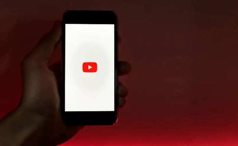 schermo mobile con logo youtube