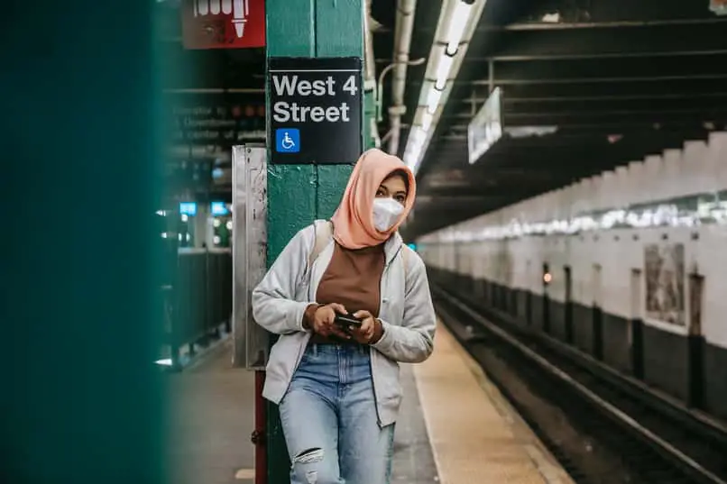 ragazza aspetta alla stazione della metropolitana