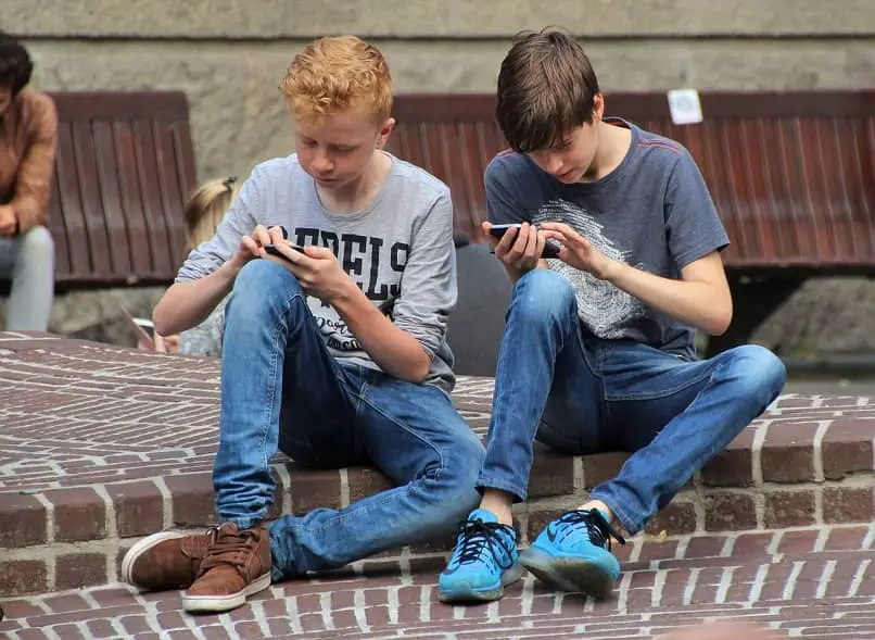 giovani che giocano al cellulare