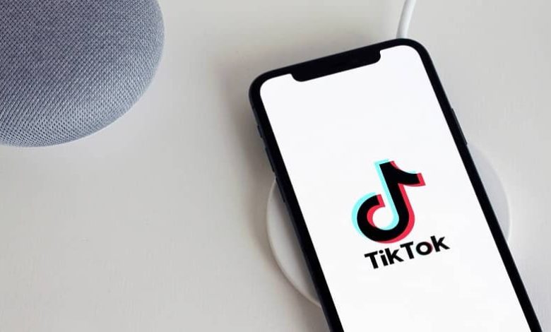 cellulare con l'icona dell'app tiktok