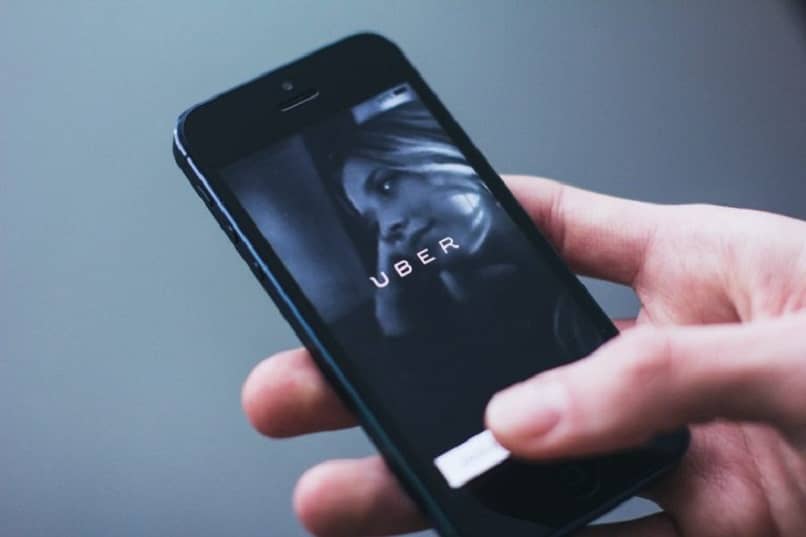 mobile con l'app uber in mano
