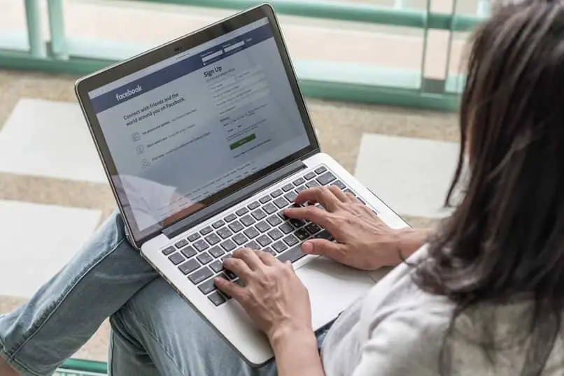 donna che usa facebook per visualizzare i profili degli amici