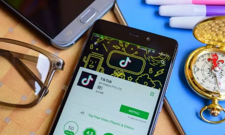 cellulare con app tik tok sul desktop